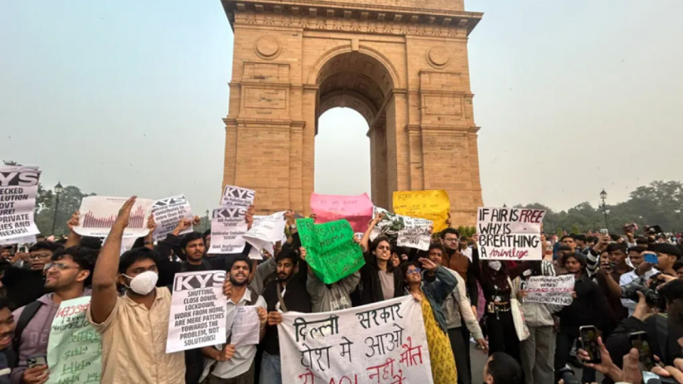 Delhi Pollution Protest Turns Violent at India Gate, Demonstrators Use Pepper Spray on Police, Case Registered