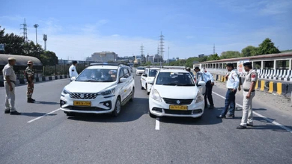 Chaos on Delhi Roads as Vehicle Curbs Begin, Air Quality Remains Severe