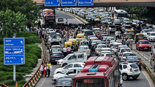 Chhath Puja Traffic Alert: Delhi-NCR Roads to Avoid, Diversions & Metro Advisory Issued