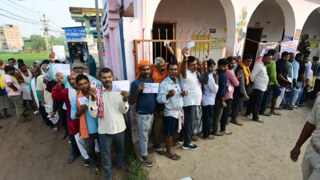 Bihar Election 2025 Voting Photos: Heavy Morning Turnout, Strong Enthusiasm in the First Phase