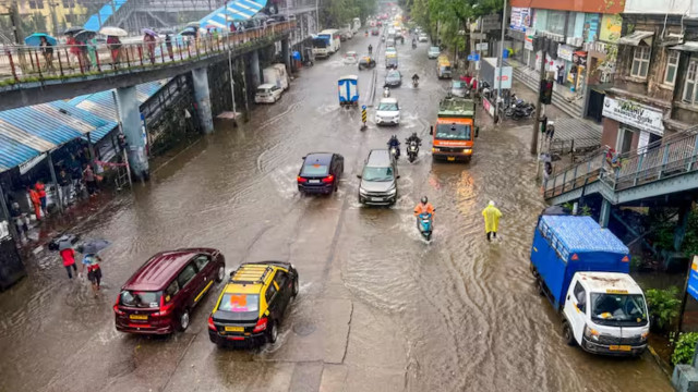 Mumbai Weather Alert: Schools Shut, Police Ask Citizens to Avoid Travel Amid Heavy Rains