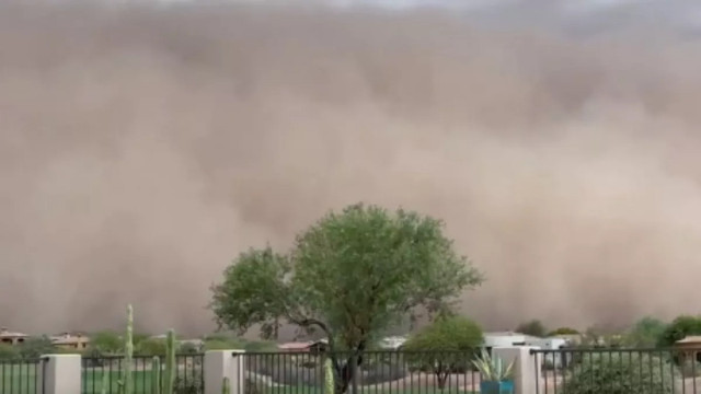 Terrifying Dust Storm Sweeps Across Arizona, Zero Visibility on Roads