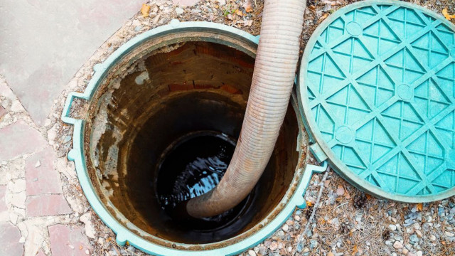 Two friends died of suffocation while cleaning a septic tank in Kalaburagi Karnataka