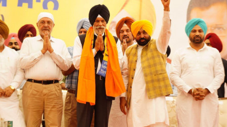 CM Bhagwant Singh Mann welcomes Surjit Singh Rakhra  into AAP