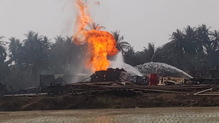 Delhi: Two killed as massive fire breaks out in scrap warehouse