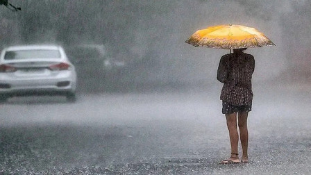 IMD Warns of Heavy Rain in South While North India Turns Warmer