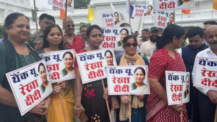 Parents Protest Against BJP’s School Fee Bill, Backed by AAP