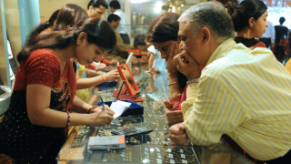 Gold Gains Slightly, Silver Fluctuates as Global Signals Drive Market Uncertainty