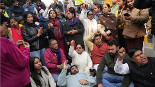 AAP holds massive protest demanding dismissal of Kapil Mishra for insulting Guru Sahibs