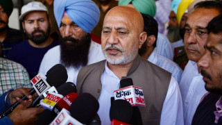 AAP Punjab Media Head Baltej Pannu meets injured anti-drug crusader at Ludhiana