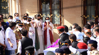Asha Bhosle Funeral: Son Lights Funeral Pyre; Bollywood music icon Leaves Behind Grieving Family