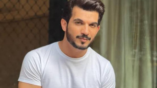 Emotional Arjun Bijlani breaks down at father-in-law's funeral
