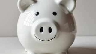 Infant breaks piggy bank, leaves internet stunned