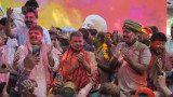Arvind Kejriwal, Manish Sisodia celebrate 'Kattar Imaandaar' Holi with AAP karyakartas