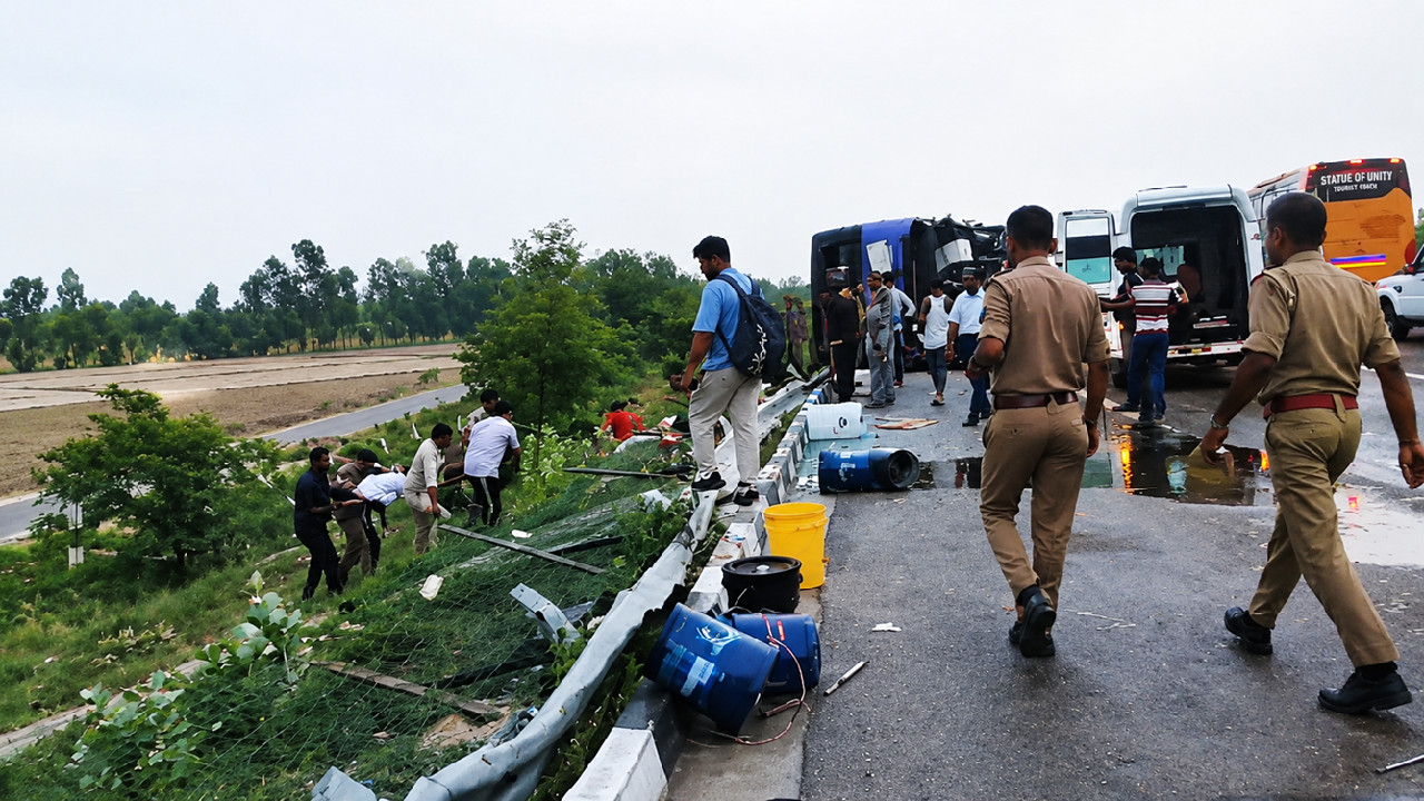 Six Killed as Delhi-Bihar Bus Overturns on Agra-Lucknow Expressway
