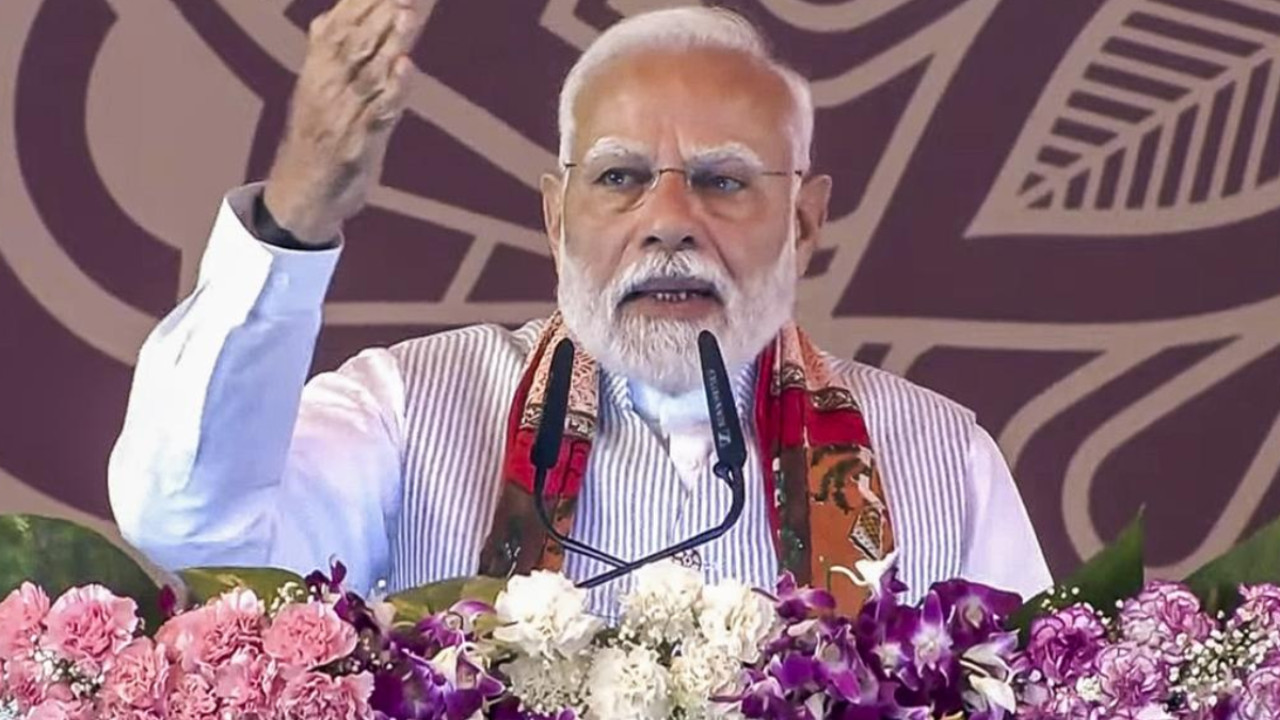  Bihar Assembly Election 2025: 'Weather warning for Bihar...' Lalu Prasad's 'jhumla' jibe after PM M