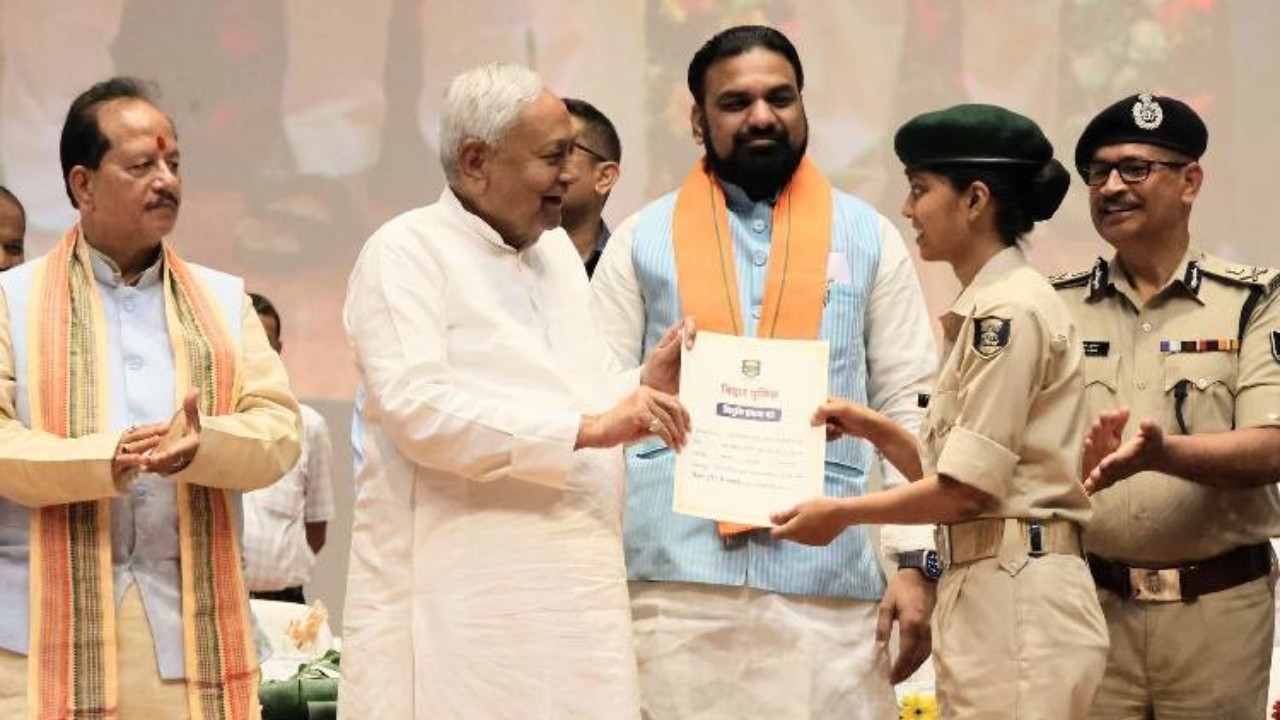  CM Nitish Kumar Distributes Job Letters to Over 21,000 New Police Recruits