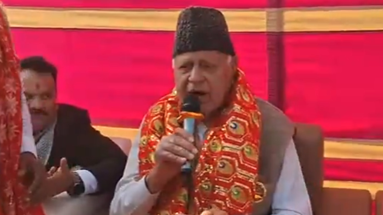  Farooq Abdullah Sings Devotional Bhajan at Katra Ashram, Goes Viral