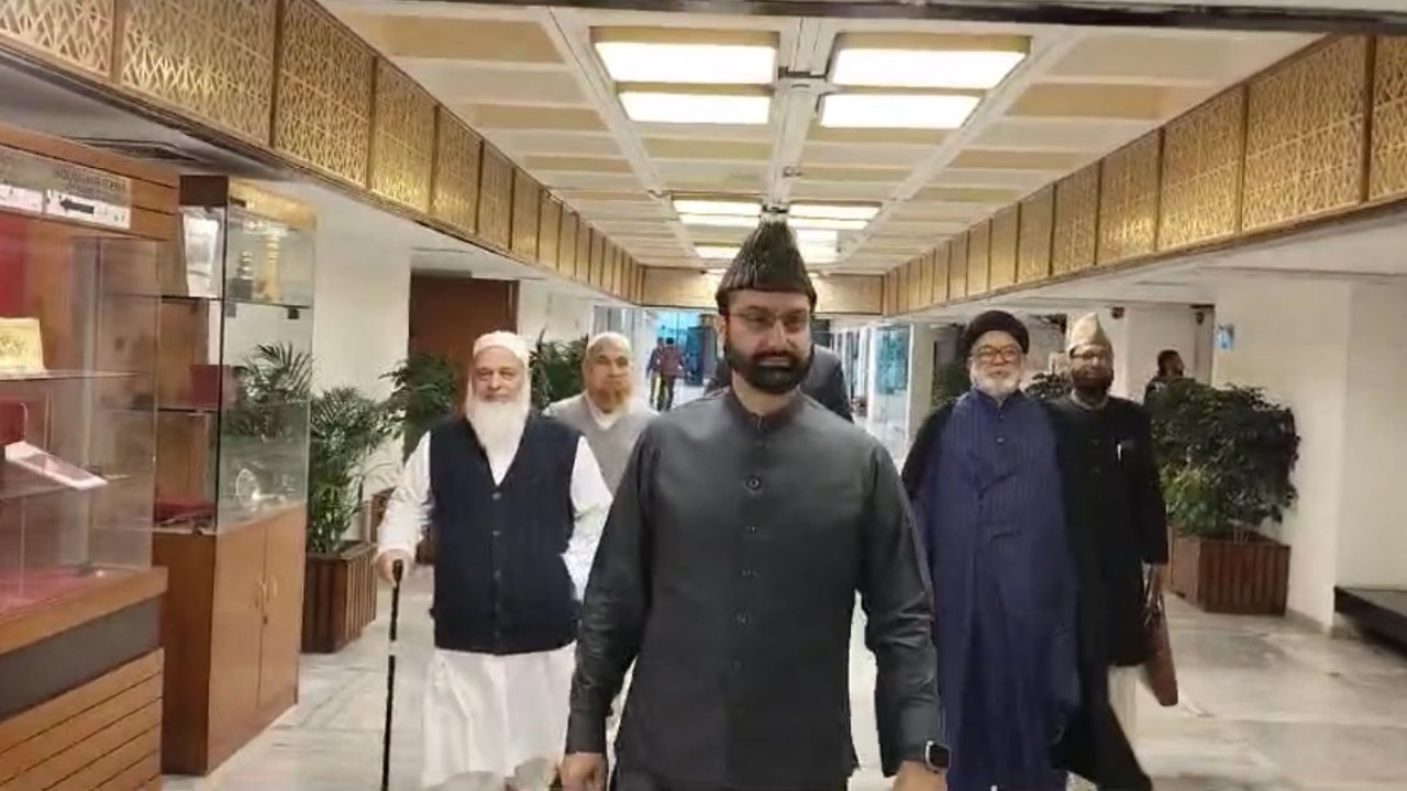  Mirwaiz Umar Farooq to appear before Parliamentary panel on Waqf Bill today