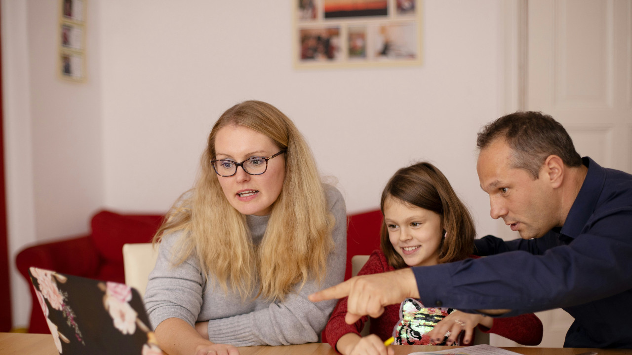 4 Things Daughters Quietly Endure from Their Parents — But Inside, They Suffer in Silence