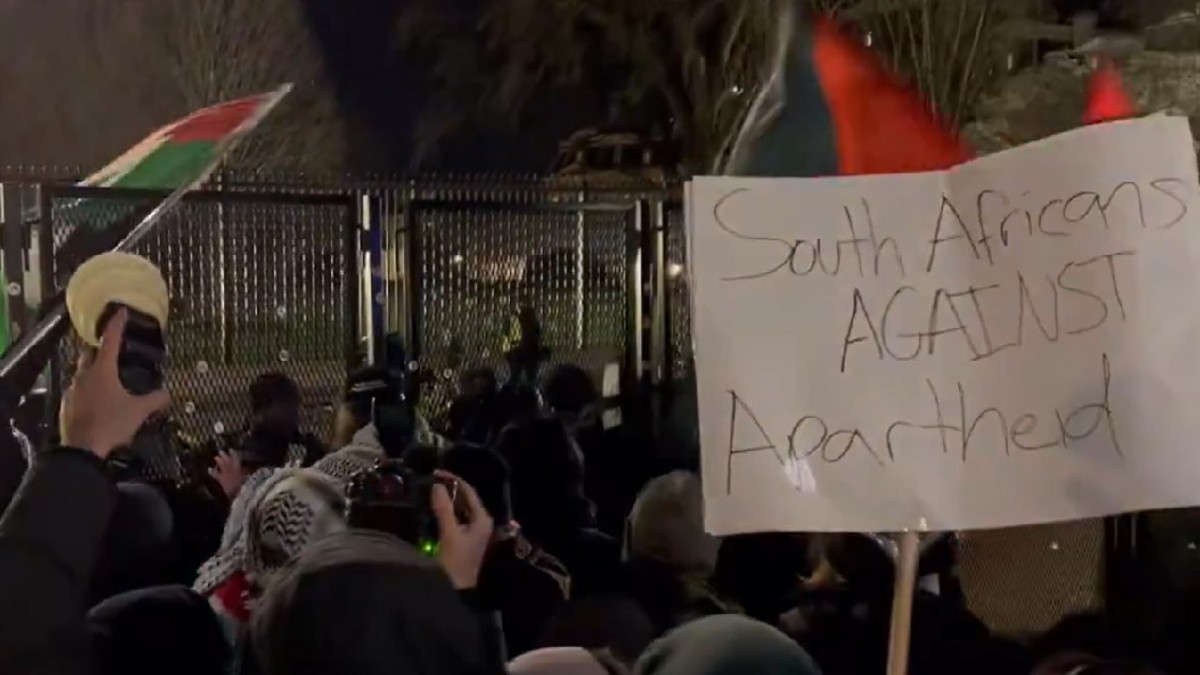 Watch video ProPalestinian protesters clash with secret service at