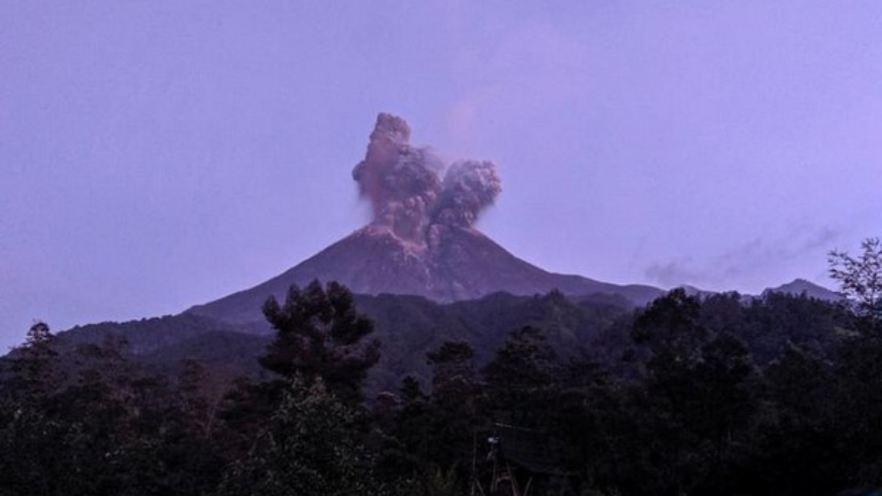 Iceland volcano erupts 