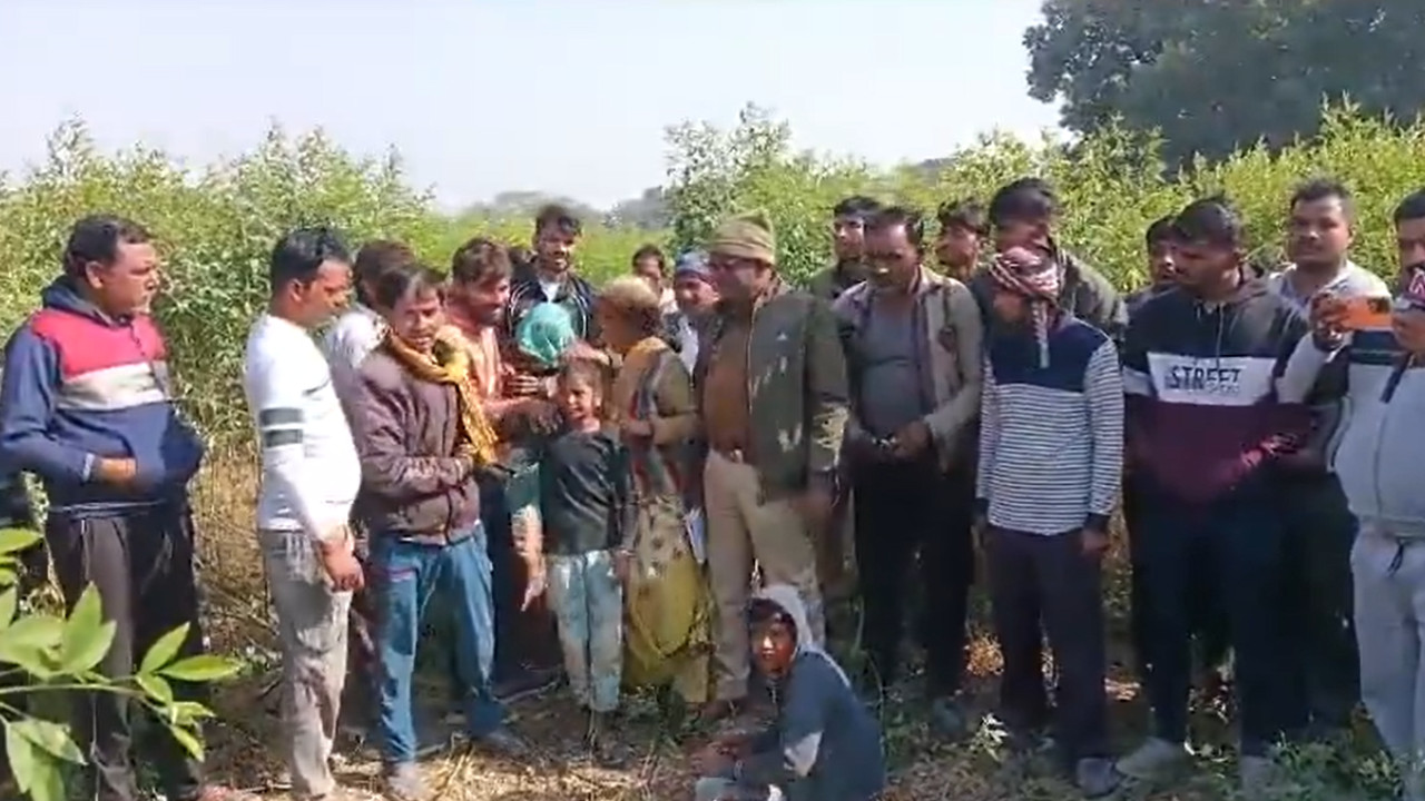 A 16-year-old girl was shot dead in Fatehpur district, UP. Her nude dead body was found in a field. 