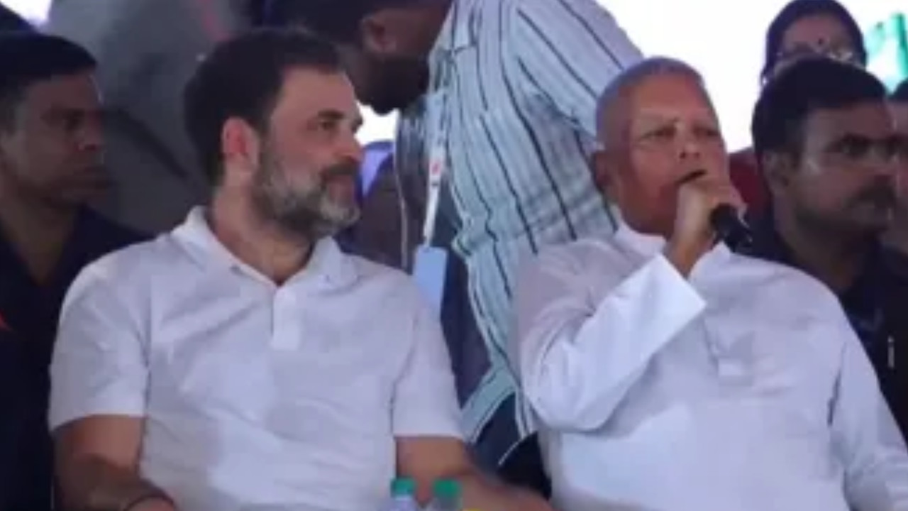 Back in His Old Style, Lalu Yadav Fires Up Sasaram Rally; Rahul and Tejashwi All Smiles | Watch Vide