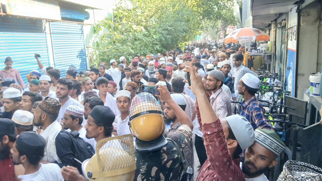 Bareilly Police Baton-Charge Crowd Amid ‘I Love Muhammad’ Controversy; Several Injured