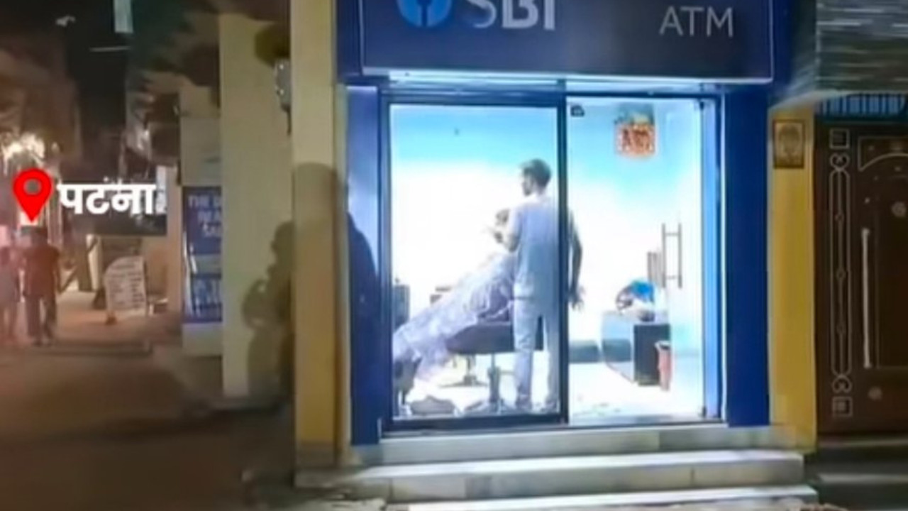 Bihar: No Cash Inside SBI ATM, Now Offering Haircuts and Shaves; leave people stunned