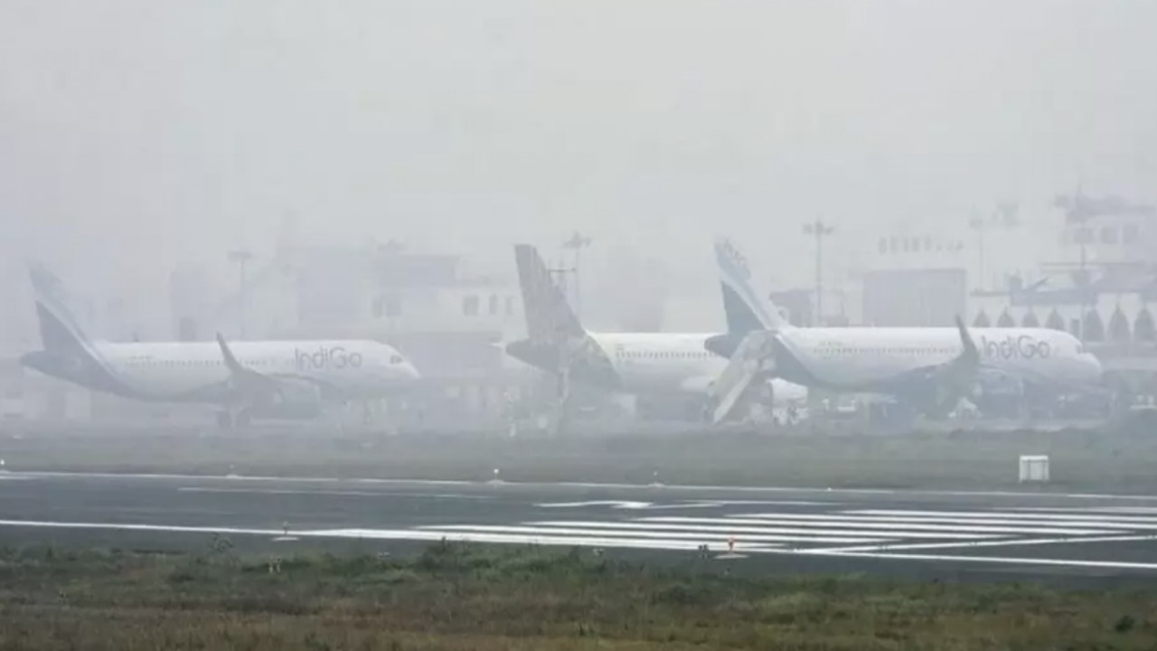 Severe AQI And Heavy Fog grip Delhi-NCR, Airlines Caution Passengers Amid Travel Disruptions