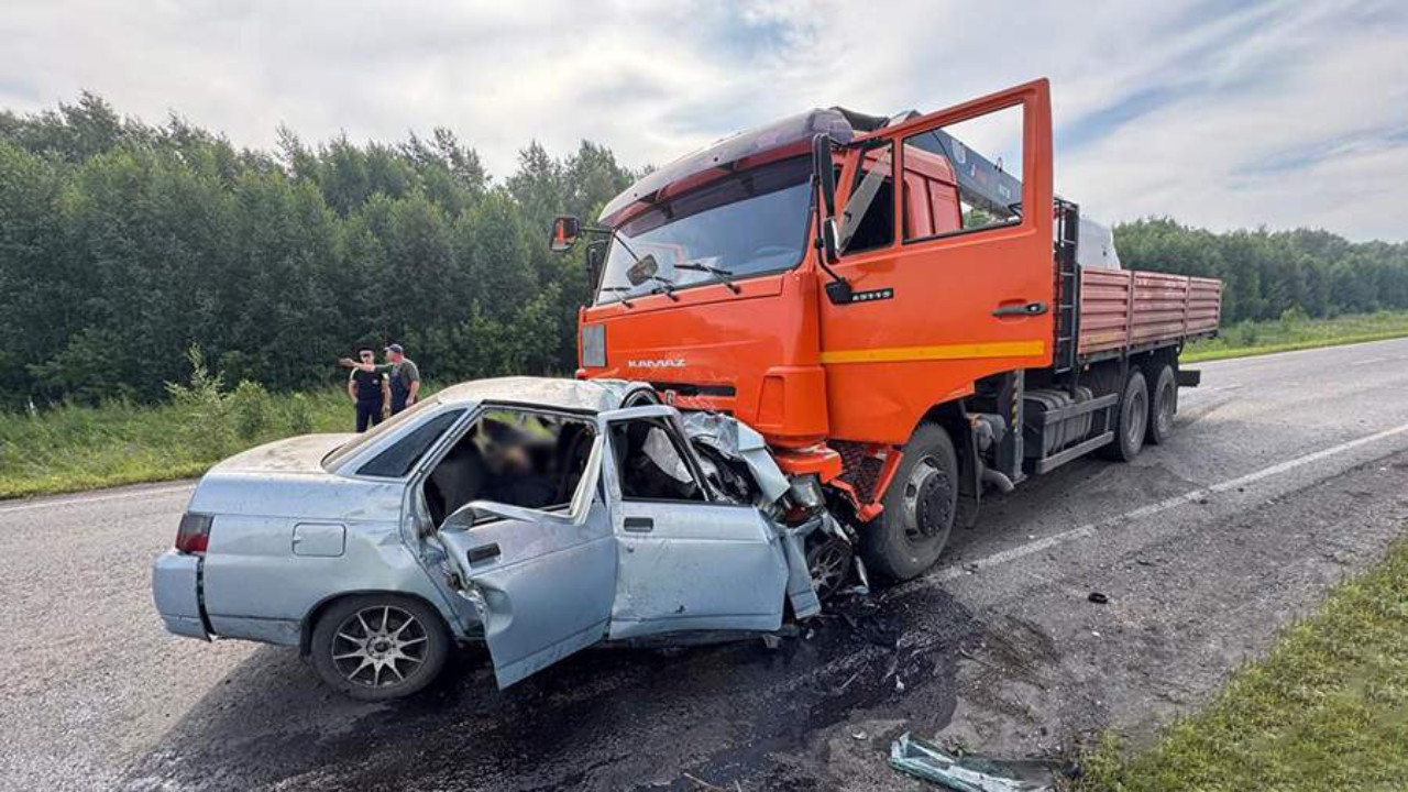 Four Dead in Truck-Car Collision on Kuzbass Highway