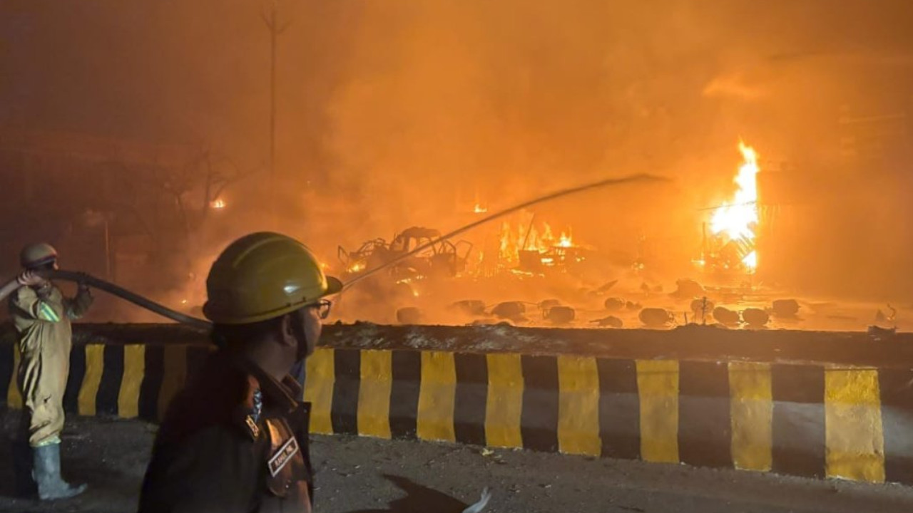 Ghaziabad District Shaken by Massive Gas Cylinder Truck Explosion, Prompting Emergency Response
