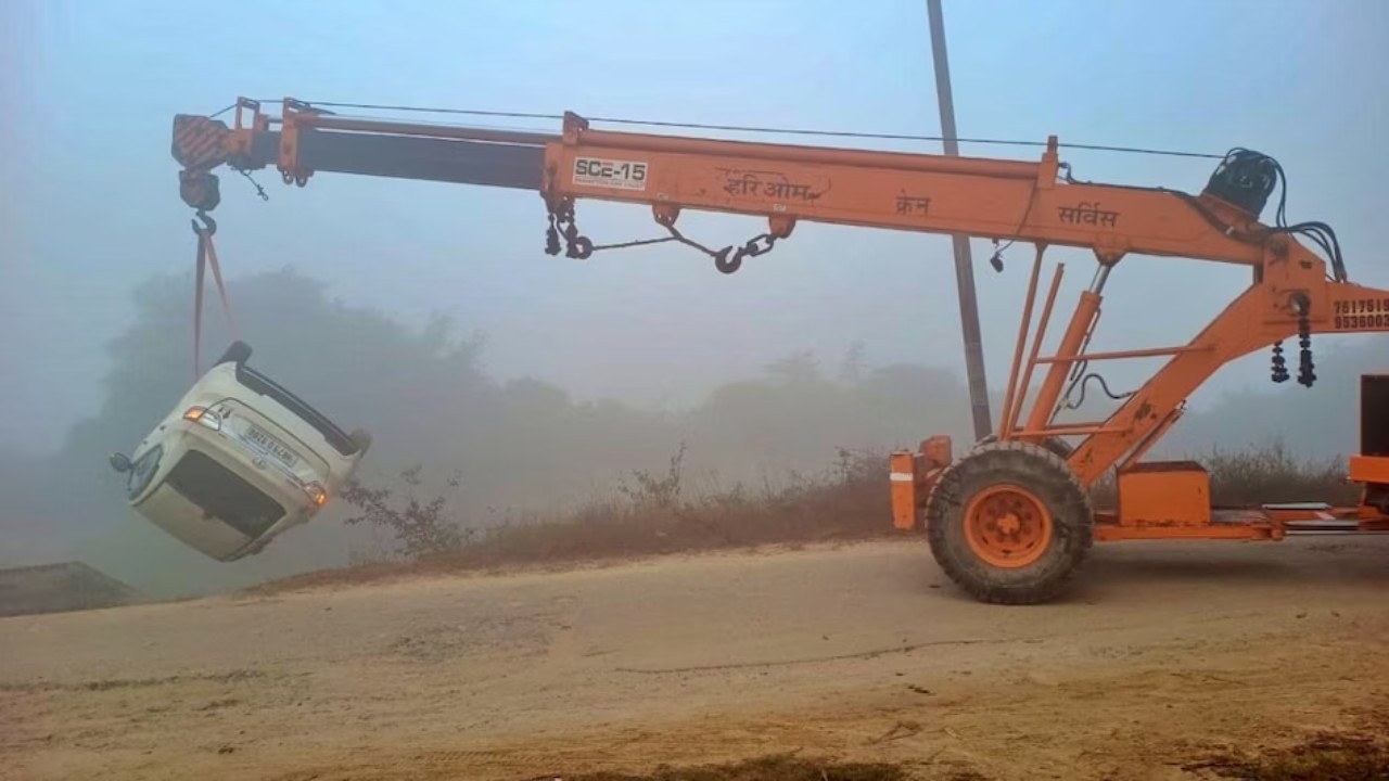 Google Maps blunder: Car plunges into canal as drivers follow faulty directions, minutely escaping d