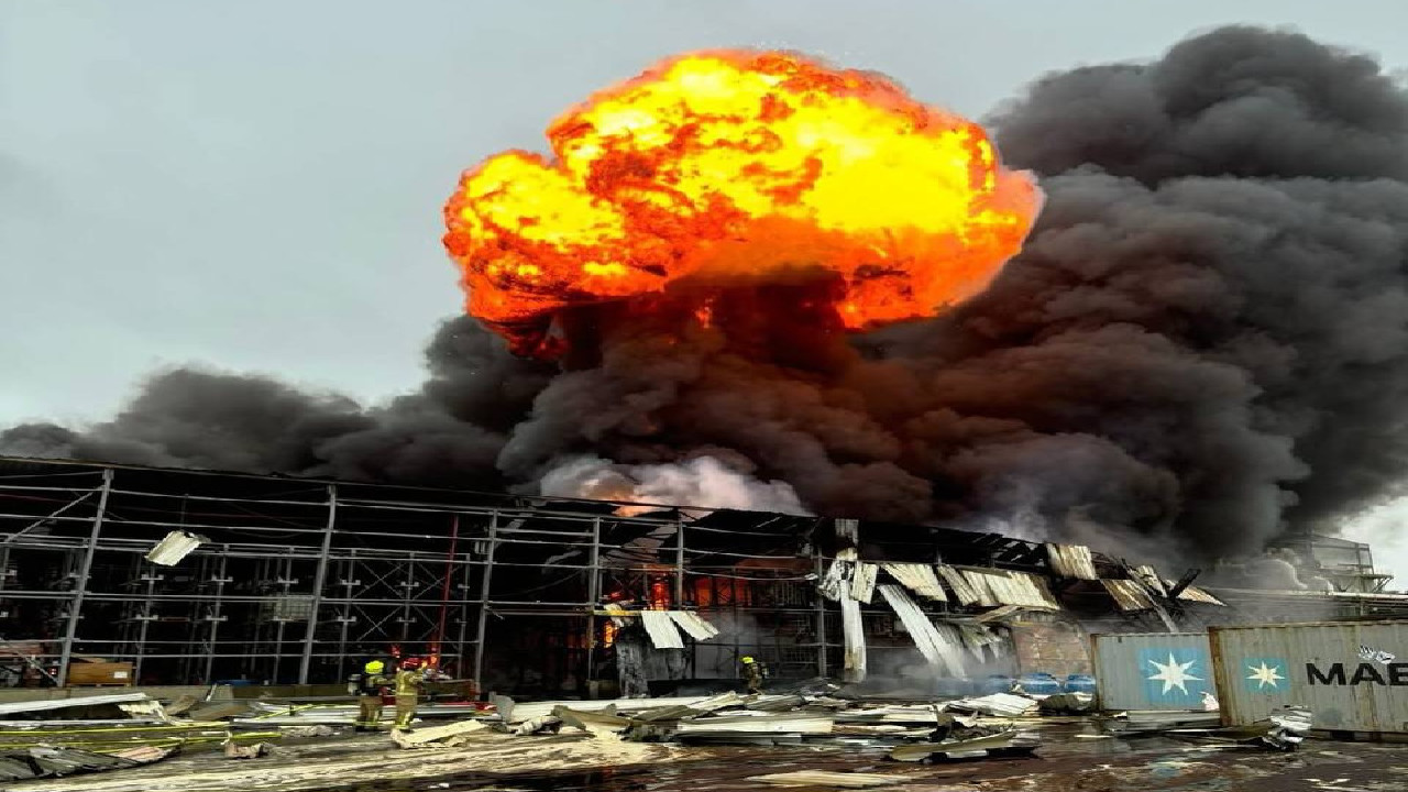 Iranian Missile Debris Sparks Major Fire in Israel, Thick Smoke Seen Over Neot Hovav