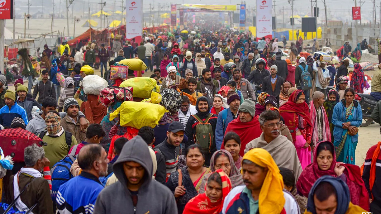 Devotees Take Holy Dip at Prayagraj Sangam Ahead of Makar Sankranti