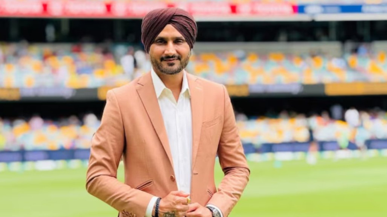 Harbhajan Singh abuses fans after disparaging comments on social media