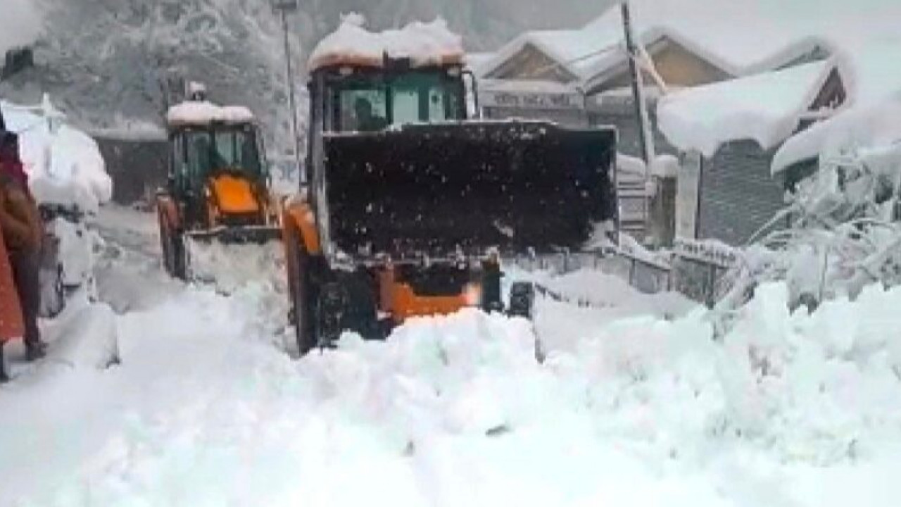 Heavy Snowfall Disrupts Normal Life in Himachal, Over 680 Roads Shut