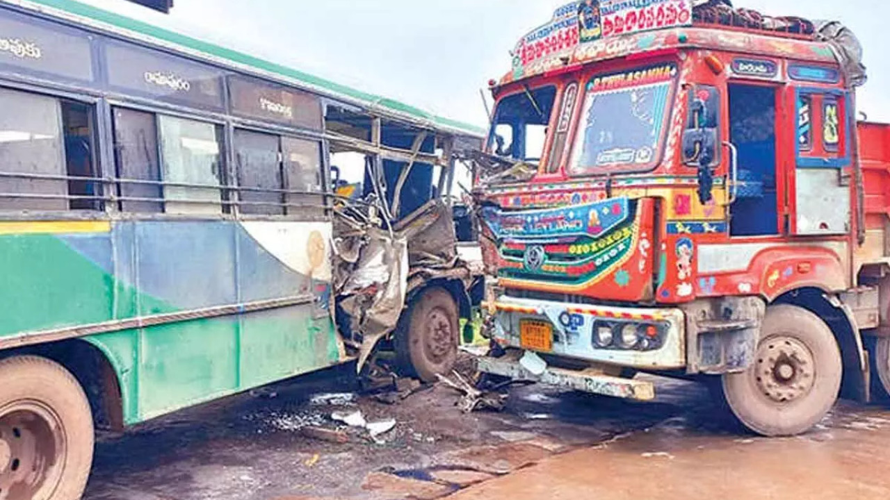 16 Killed, 8 Injured in Telangana Highway Crash
