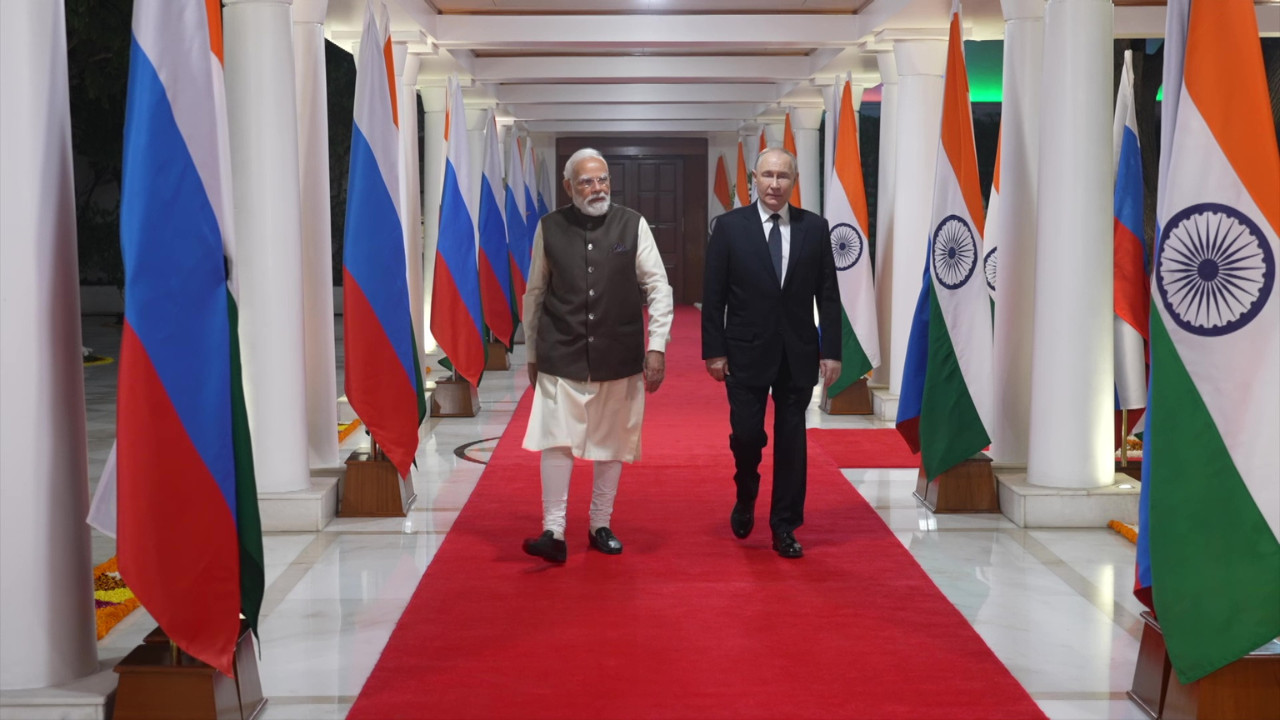 Is India hesitant to buy  Su-57 fighter jet from Russia? What has Vladimir Putin offered PM Modi? Kn