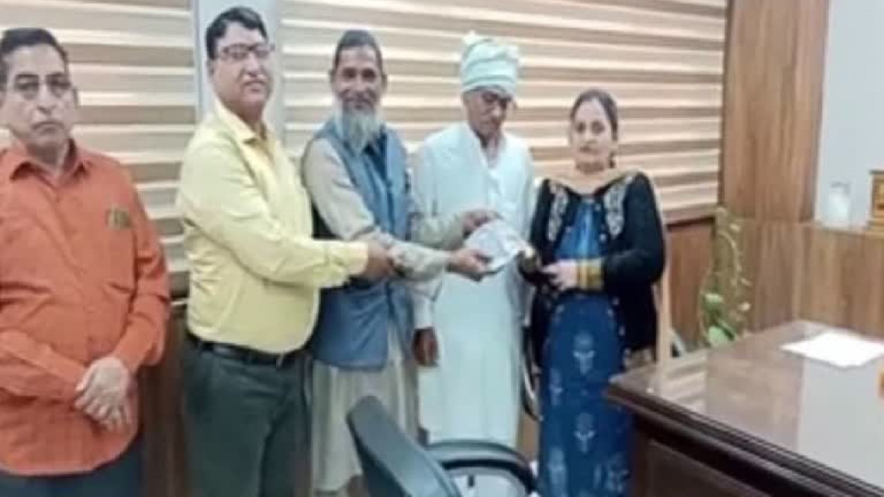 Faridabad scrap dealer sets example of honesty, returns gold sold as junk after months