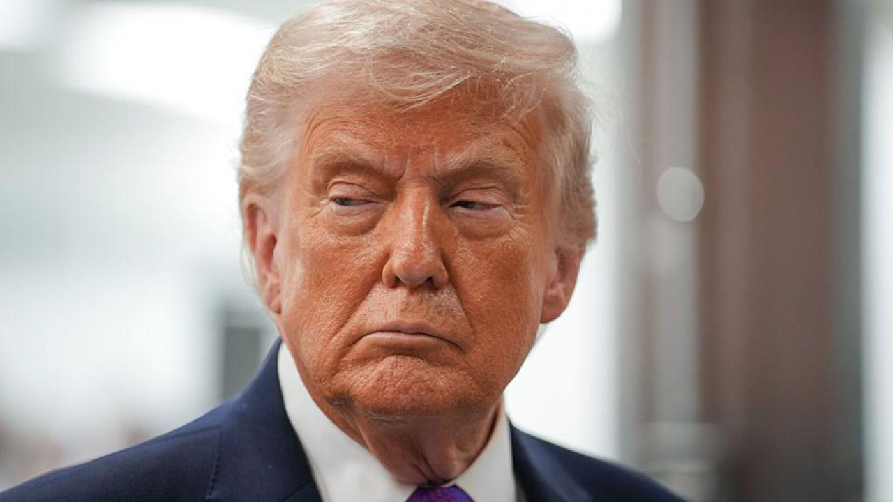 Trump Raises New Health Concerns After Struggling on Air Force One Stairs, Video Goes Viral