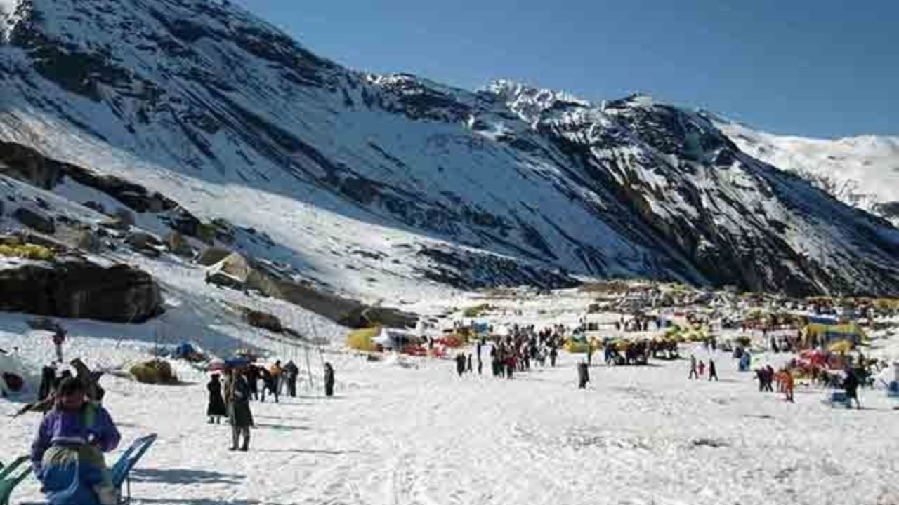 Jammu and Kashmir Sees First Snowfall of the Season While Kullu Police Conduct Major Rescue Efforts