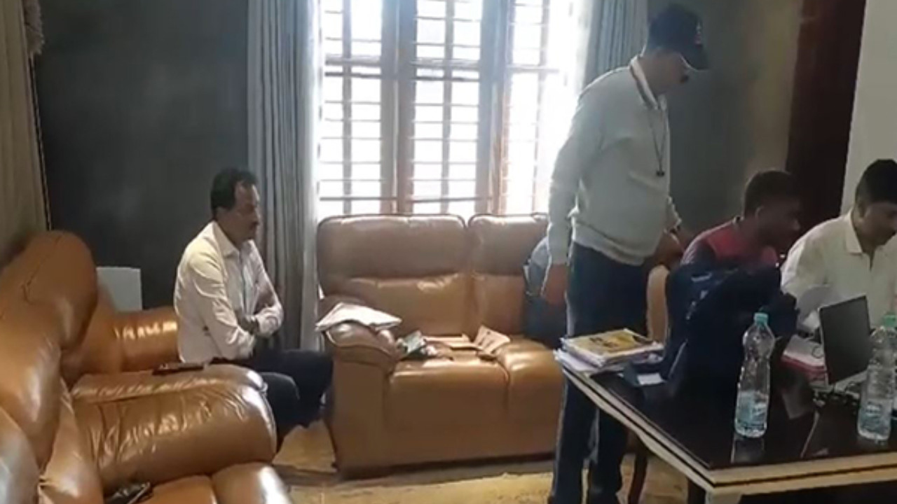 Karnataka Lokayukta Cracks Down on Govt Officials: Raids NHAI Engineer and BBMP Officer Over Suspect