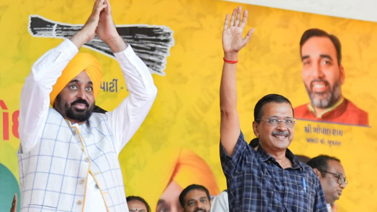 Kejriwal Slams BJP in Gujarat Farmers’ Mahapanchayat, Says “This Time the Tyrant Government Must Go”