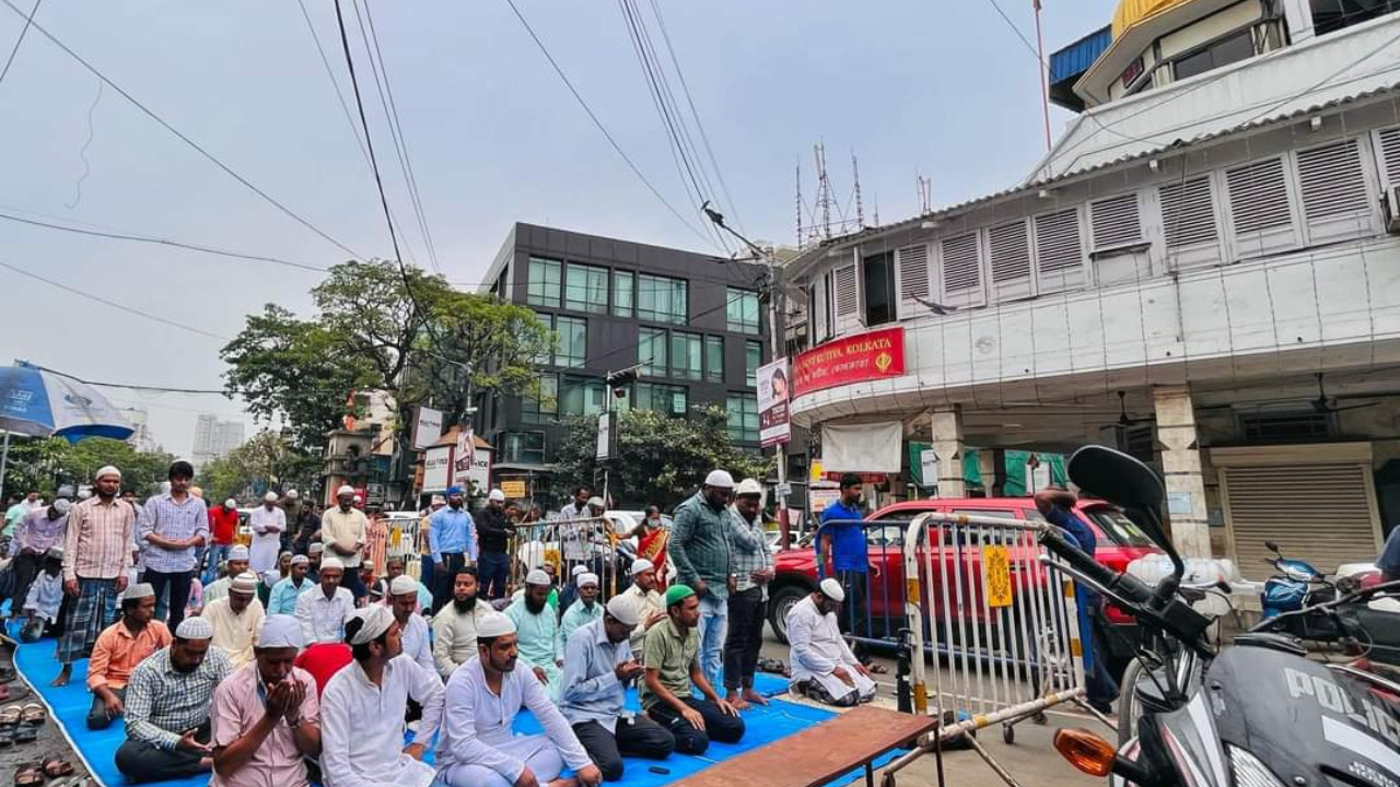 Kolkata Namaz Row: Clash over Friday prayers on road in Raja Bazar