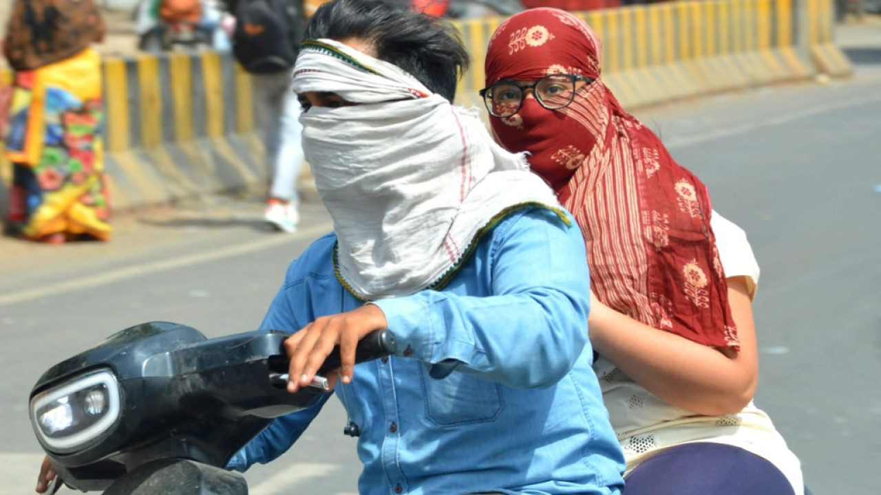 Delhi Hits 42.8°C, Records First Heatwave of the Season; Yellow Alert Issued