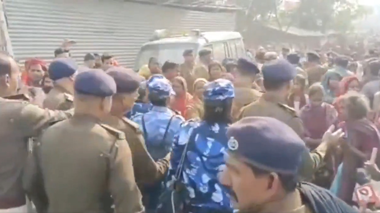 Local Residents Take District Magistrate Hostage