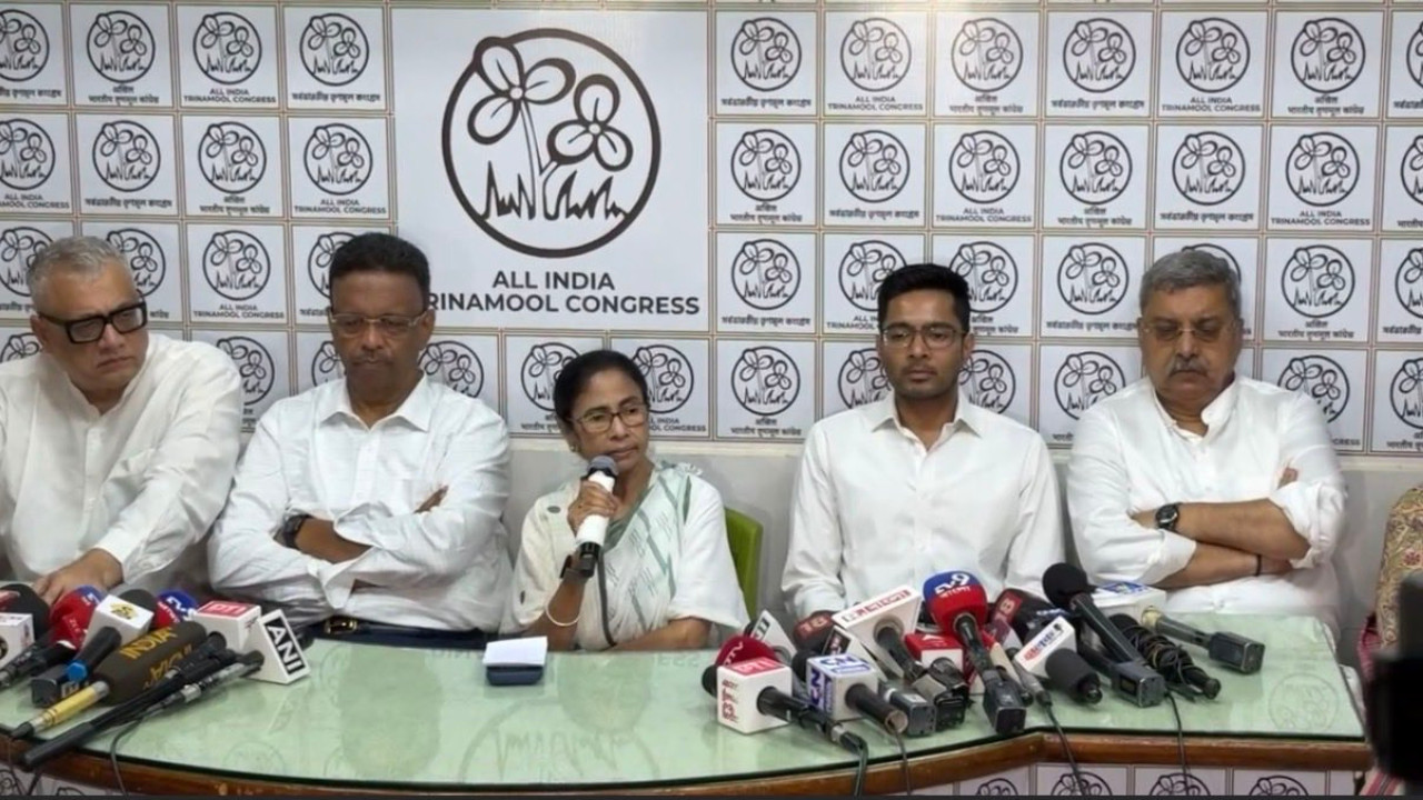 Mamata Banerjee Stands Firm on Refusing to Resign; May Take Battle for West Bengal to Supreme Court