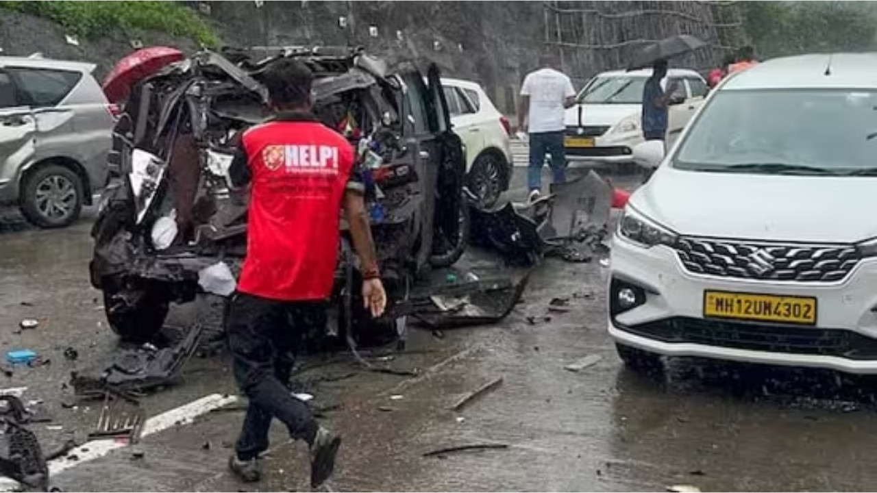 Massive Crash on Mumbai-Pune Expressway: 1 Dead, 20 Vehicles Collide, Traffic Stuck for 5 km